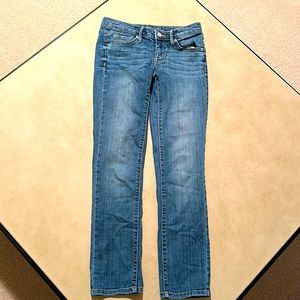 Mid-Rise Straight jean.
